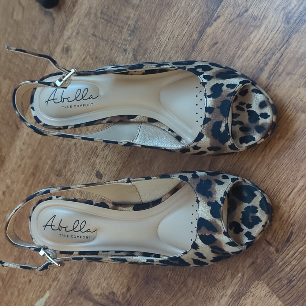 Abella comfort open toe kitten heels